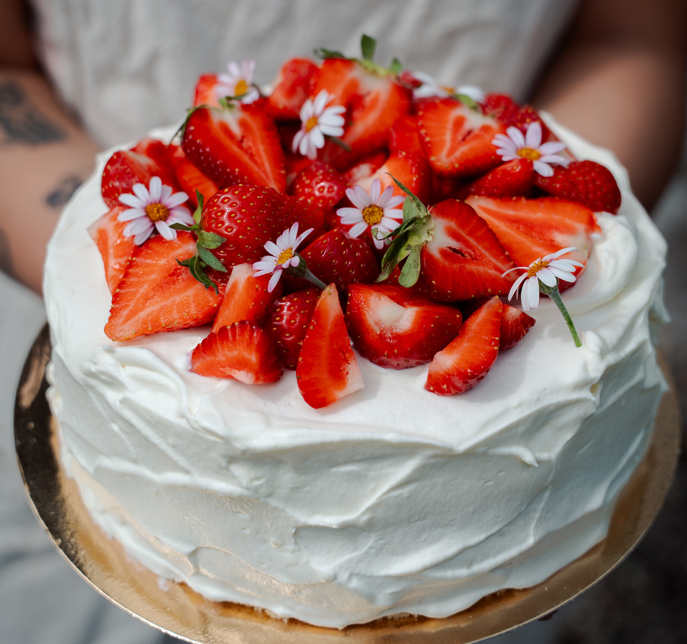 Midsommartårta med mascarpone, jordgubb & rabarber  - 630 SEK